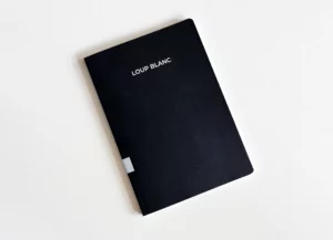 Carnet de la gamme Le Carnet Noir. Couverture mate, teintée dans la masse pour réduire son impact environnemental, sans pelliculage, origine Italie FSC. Le papier des pages intérieures est recyclé, origine France.