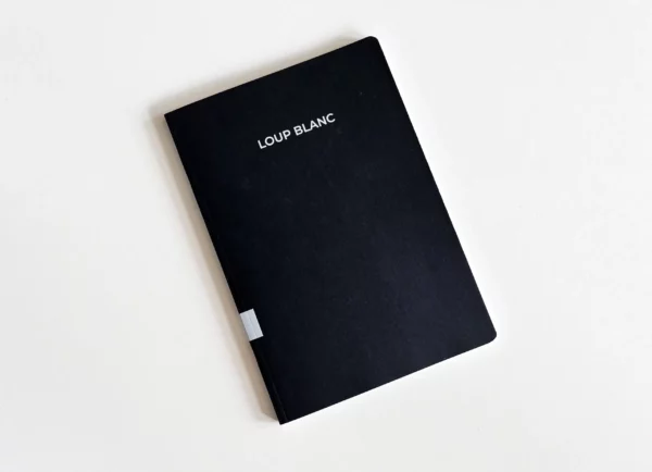 Carnet de la gamme Le Carnet Noir. Couverture mate, teintée dans la masse pour réduire son impact environnemental, sans pelliculage, origine Italie FSC. Le papier des pages intérieures est recyclé, origine France.