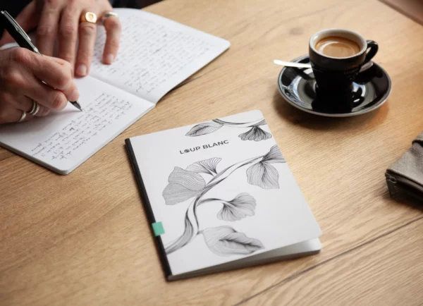 Duo de carnets L'Illustré, conçus et fabriqués par Loup Blanc. Le carnet L'Illustré est 100% fabriqué en France, avec du papier recyclé français. L'illustration en couverture représente un motif floral au trait, en noir et blanc, signé Etienne Fourrier.