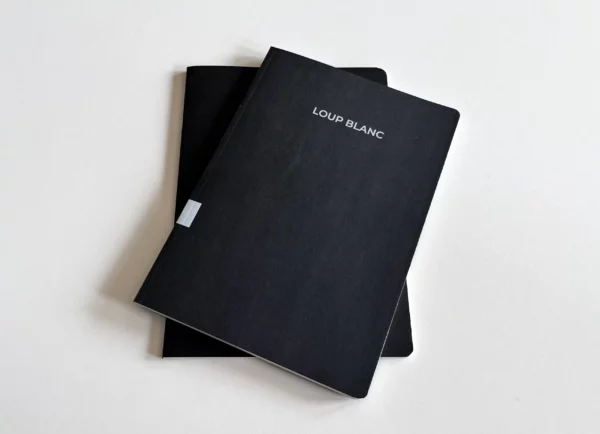 Duo de carnets de la gamme Le Carnet Noir. Couverture mate, teintée dans la masse pour réduire son impact environnemental, sans pelliculage, origine Italie FSC. Le papier des pages intérieures est recyclé, origine France.