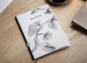 Le carnet L'Illustré, conçu et fabriqué par Loup Blanc. Le carnet L'Illustré est 100% fabriqué en France, avec du papier recyclé français. L'illustration en couverture représente un motif floral au trait, en noir et blanc, signé Etienne Fourrier.
