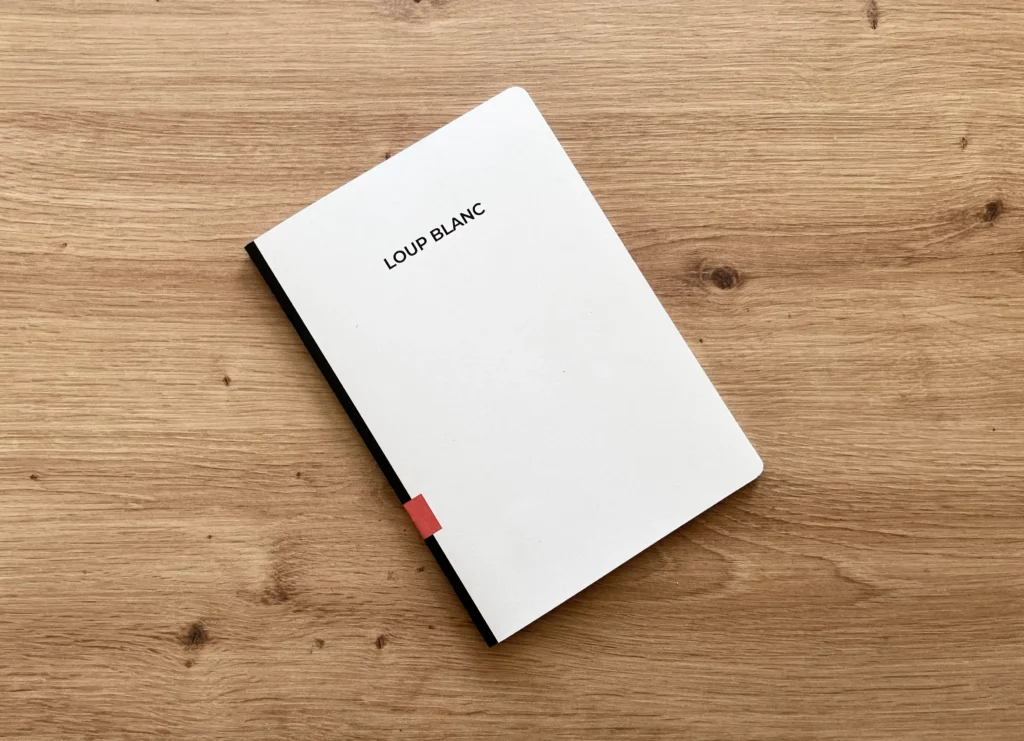 Le carnet de la gamme Le Naturel, conçu et fabriqué par Loup Blanc. Le carnet Le Naturel est 100% fabriqué en France, avec du papier recyclé français.