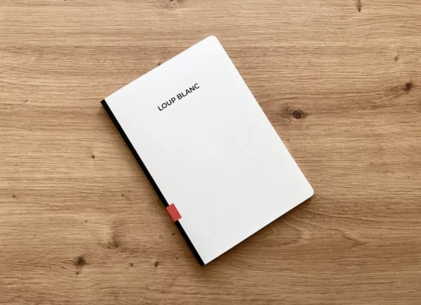Le carnet de la gamme Le Naturel, conçu et fabriqué par Loup Blanc. Le carnet Le Naturel est 100% fabriqué en France, avec du papier recyclé français.